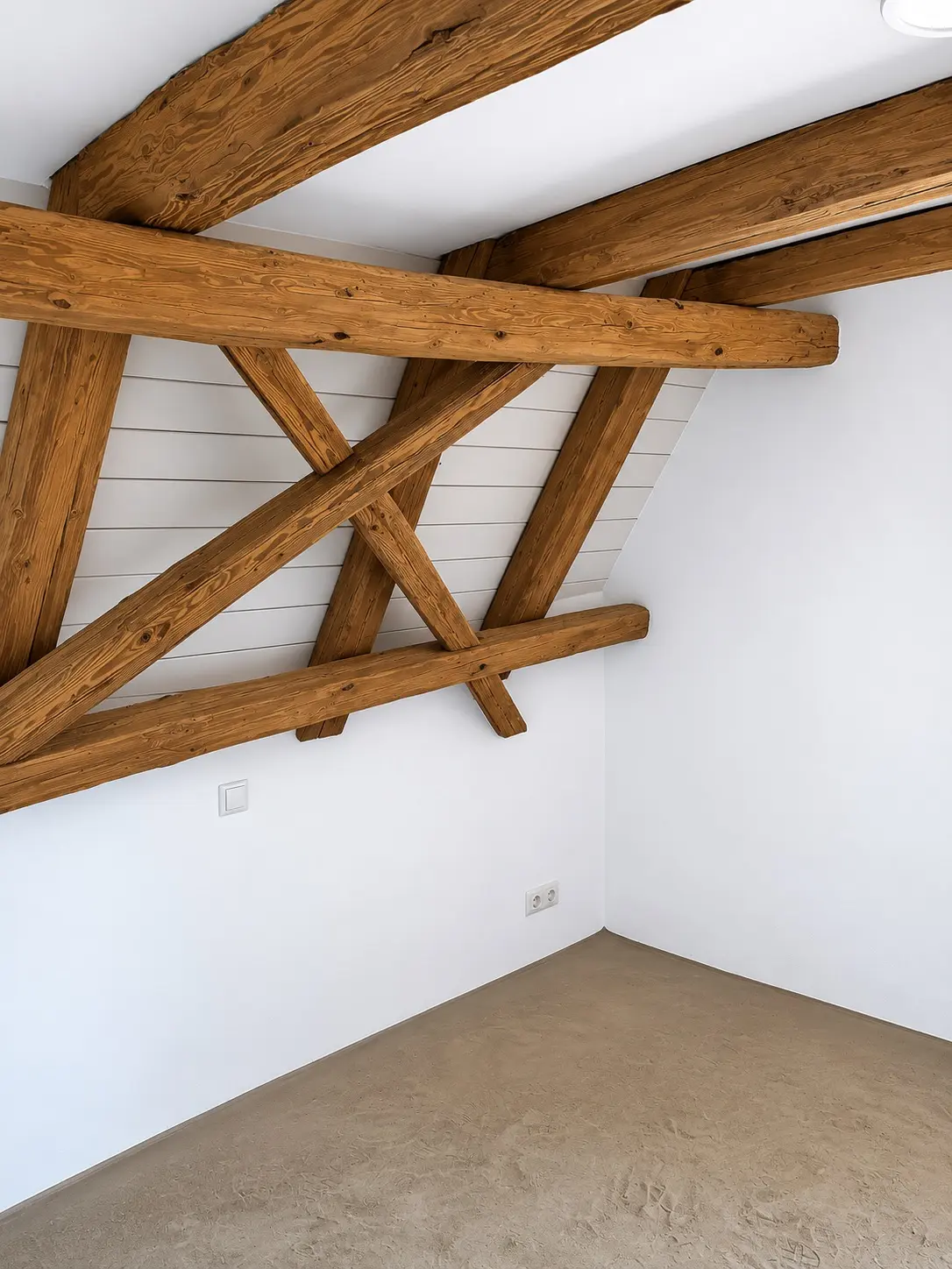 Freigelegte Holzbalken nach der Oberflächenbearbeitung