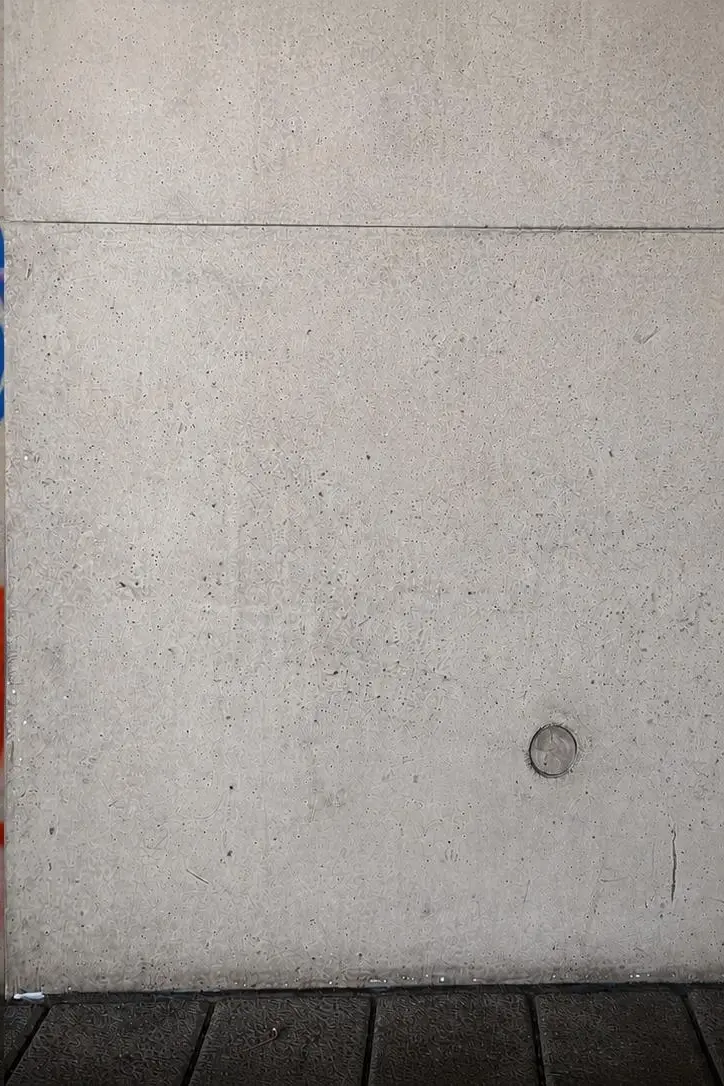 Saubere Betonfläche nach der Graffitientfernung
