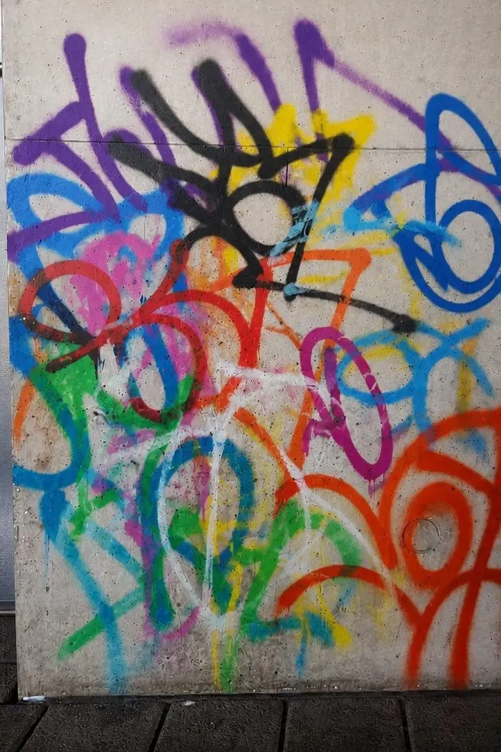 Betonfläche vor der Graffitientfernung