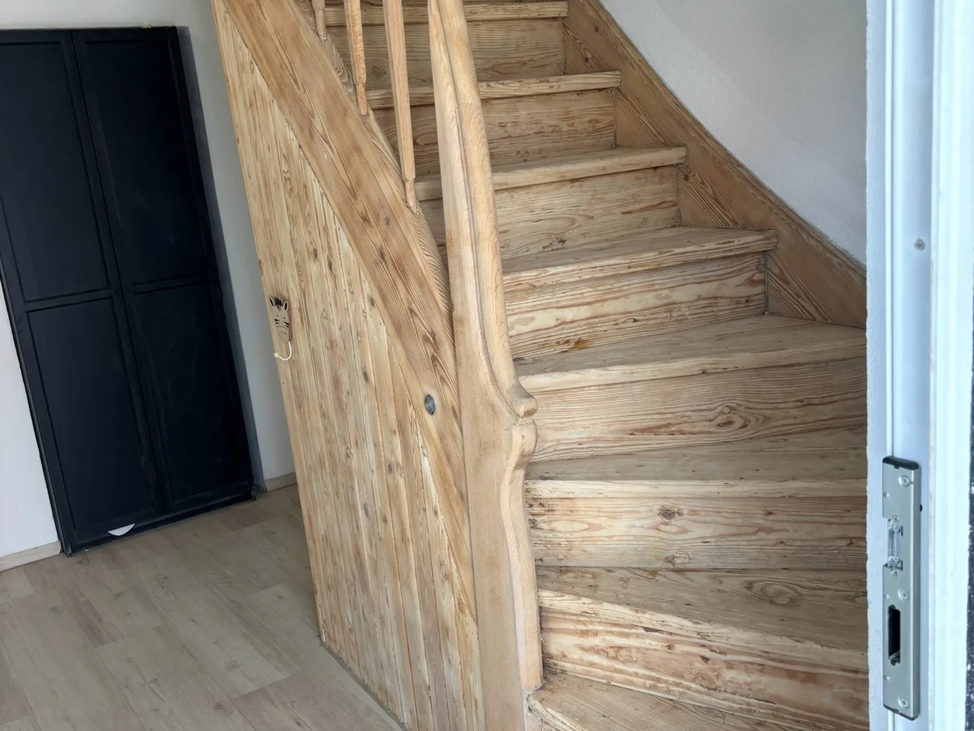 Dieselbe Holztreppe nach der Bearbeitung mit blankem, hellem Holz