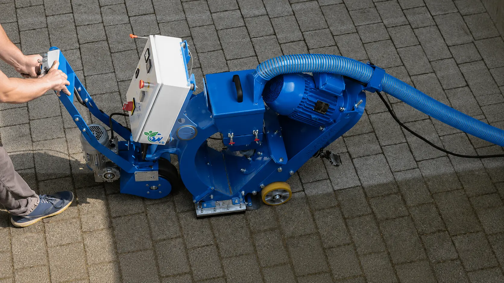 Kugelstrahlmaschine auf einer Pflasterfläche